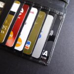 Portfel wypełniony kartami kredytowymi
